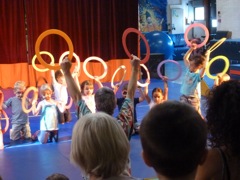 enfants jouant avec des anneaux