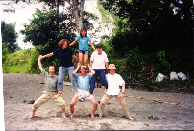 une pyramide avec nos compagnos de pirogue