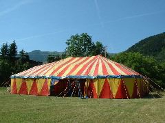 le chapiteau mont&eacute;, d'un c&ocirc;t&eacute;